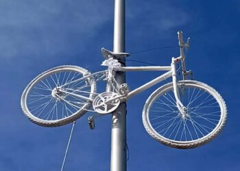 El colectivo Gabi Bici Blanca ha colocado algunas bicicletas blancas en memoria de los fallecidos.