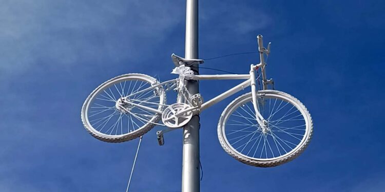 El colectivo Gabi Bici Blanca ha colocado algunas bicicletas blancas en memoria de los fallecidos.