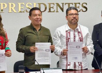 Foto: cortesía // El consejero jurídico, Geovany Vásquez Sagrero, entrega al Congreso del Estado la iniciativa de reforma al Poder Judicial de Oaxaca.