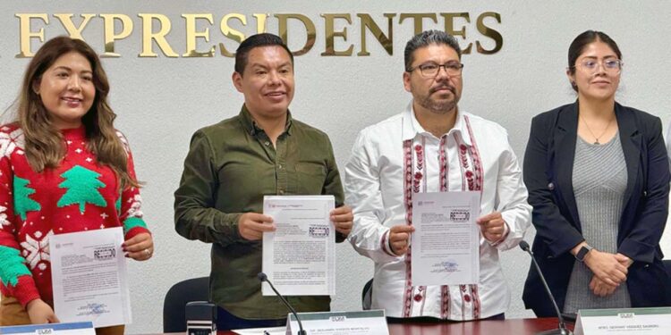 Foto: cortesía // El consejero jurídico, Geovany Vásquez Sagrero, entrega al Congreso del Estado la iniciativa de reforma al Poder Judicial de Oaxaca.