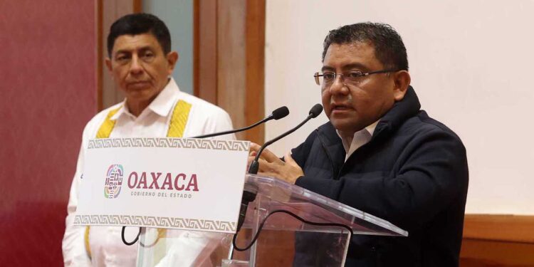 Foto: Luis Alberto Cruz // El gobernador Salomón Jara Cruz y Farid Acevedo López.