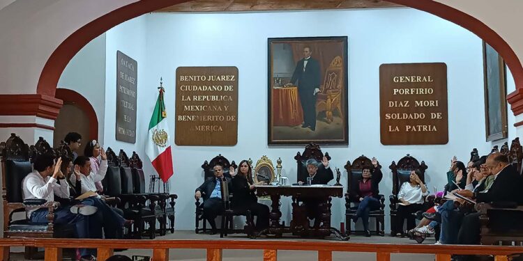 Foto: Lisbeth Mejía Reyes // El presidente municipal, Francisco Martínez Neri, encabezó este jueves la última sesión ordinaria del cabildo de la administración municipal 2022-2024.