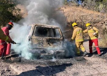 El propietario refirió que la unidad tiraba aceite de la transmisión y empezó arder en llamas.