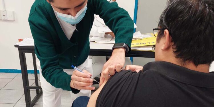 Foto: Archivo El Imparcial // El sector salud de Oaxaca reporta avance de más del 50% en la vacunación contra el Covid-19 y la influenza.