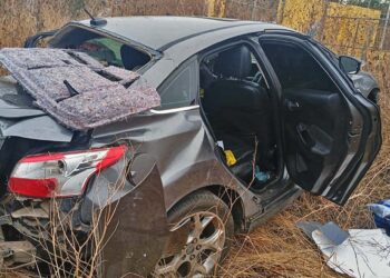 El vehículo quedó destrozado de la parte trasera.