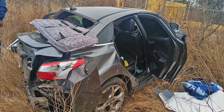 El vehículo quedó destrozado de la parte trasera.