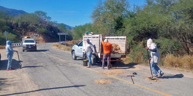 Empresa particular lleva a cabo el trabajo de bacheo en la carretera federal 135.