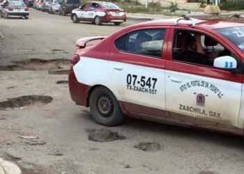 Foto: Archivo El Imparcial // En foto de archivo del año 2000, cuando todavía no gobernaba la 4T, los baches abundaban en municipios de Valles Centrales.