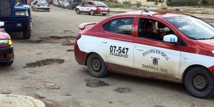 Foto: Archivo El Imparcial // En foto de archivo del año 2000, cuando todavía no gobernaba la 4T, los baches abundaban en municipios de Valles Centrales.