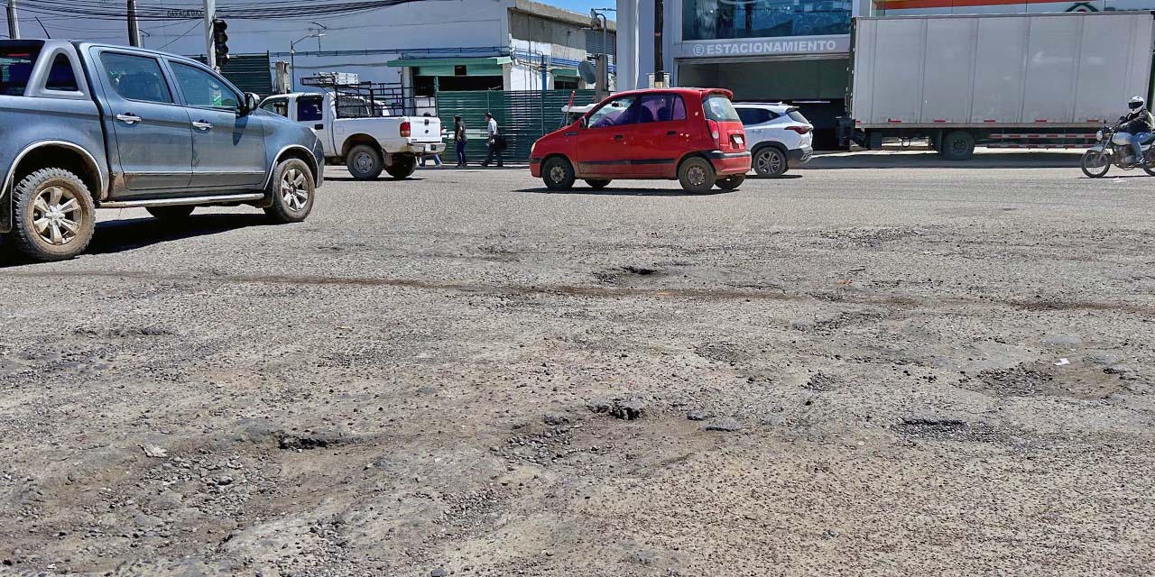 Foto: Luis Alberto Cruz // En varias avenidas y calles se observa el severo deterioro de la carpeta asfáltica.
