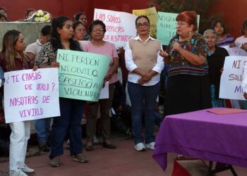 Foto: Luis Alberto Cruz // Encabezadas por Liz Arroyo, mujeres y familiares de víctimas de feminicidio presentan Red de apoyo.