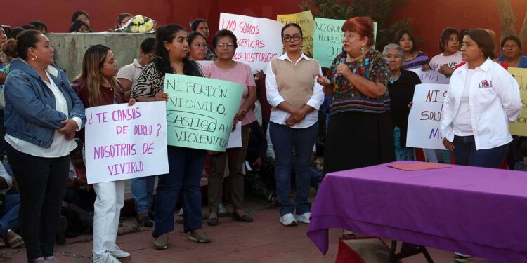 Foto: Luis Alberto Cruz // Encabezadas por Liz Arroyo, mujeres y familiares de víctimas de feminicidio presentan Red de apoyo.