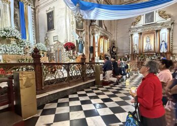 Foto: Luis Alberto Cruz // Entre rezos y mensajes de agradecimientos, feligreses católicos arribaron desde este martes a la Basílica de la Soledad.