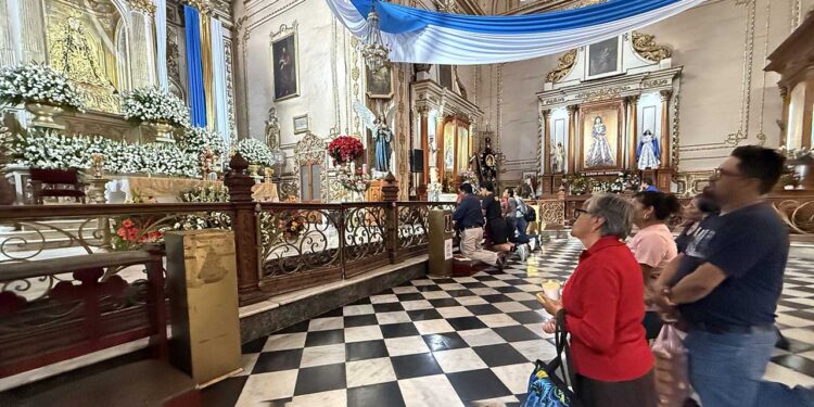 Foto: Luis Alberto Cruz // Entre rezos y mensajes de agradecimientos, feligreses católicos arribaron desde este martes a la Basílica de la Soledad.