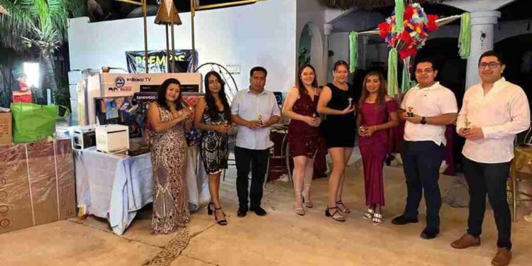 Equipo Humano de Grupo San Miguel en Huatulco en su Fiesta de Fin de Año.