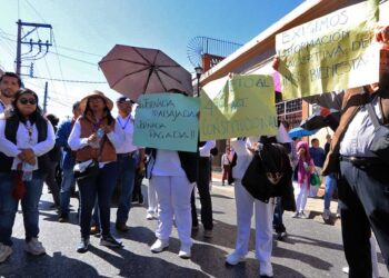 Foto: Adrián Gaytán // Este jueves, trabajadores del Hospital Civil marcharon de la Fuente de las 8 Regiones a las oficinas centrales de los Servicios de Salud de Oaxaca.