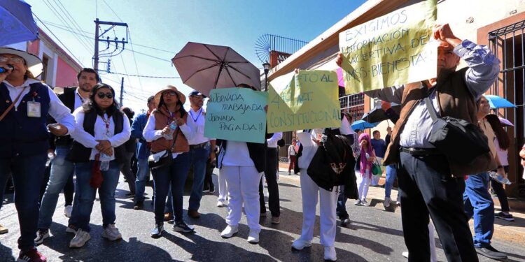 Foto: Adrián Gaytán // Este jueves, trabajadores del Hospital Civil marcharon de la Fuente de las 8 Regiones a las oficinas centrales de los Servicios de Salud de Oaxaca.