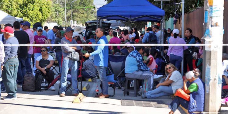 Foto: Luis Alberto Cruz // Este martes, el Gobierno del Estado publicó la lista de los 667 empleados que serán reincorporados a su centro de trabajo.