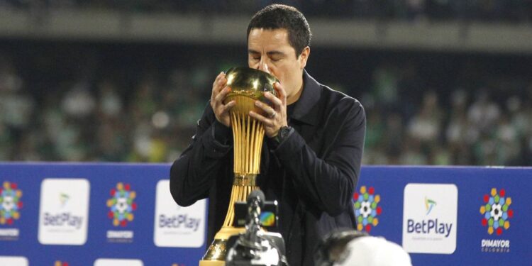 ¡Doblete histórico para Efraín Juárez en Colombia!