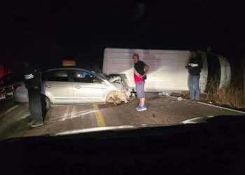 El accidente dejó como saldo al menos ocho lesionados y cuantiosos daños materiales.