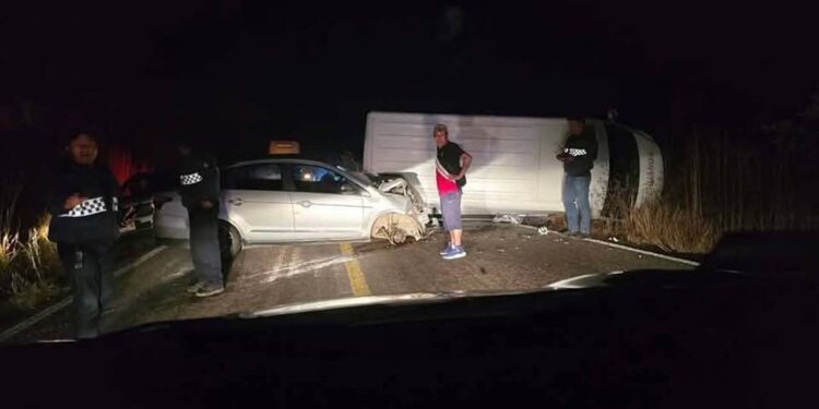 El accidente dejó como saldo al menos ocho lesionados y cuantiosos daños materiales.