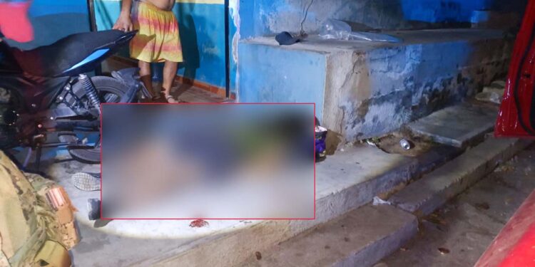 El cuerpo fue trasladado al interior de su hogar para la intervención del perito médico legista.