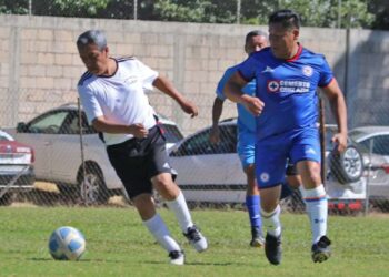 Fotos: Leobardo García Reyes // El encuentro en honor a Chemita Ibáñez concluyó con un convivio entre jugadores y el homenajeado.
