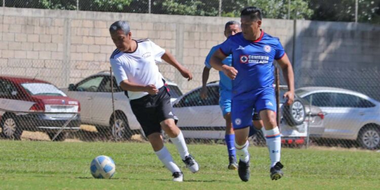 Fotos: Leobardo García Reyes // El encuentro en honor a Chemita Ibáñez concluyó con un convivio entre jugadores y el homenajeado.