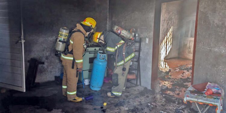 El fuego fue controlado por los habitantes del lugar, los bomberos se presentaron para revisar el hecho.