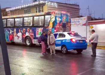 El impacto ocurrido en la avenida Lázaro Cárdenas generó daños materiales en ambas unidades.