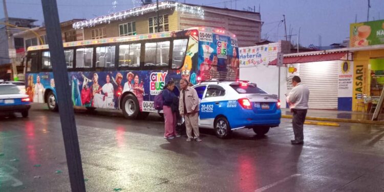 El impacto ocurrido en la avenida Lázaro Cárdenas generó daños materiales en ambas unidades.