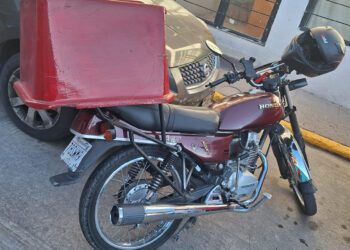 Chocan camioneta   contra motocicleta