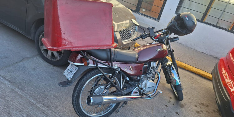 Chocan camioneta   contra motocicleta