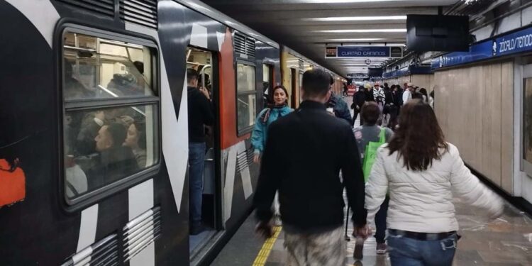 El oriundo de Huautla recomendó a todos los mazatecos que al viajar en el metro cuiden bien sus pertenencias.