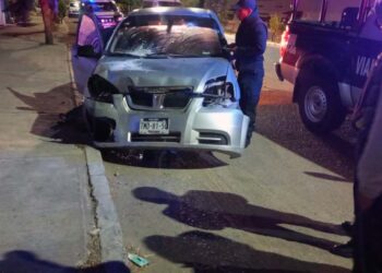 El vehículo tipo Pontiac terminó chocando contra la guarnición del Bulevar Tierra del Sol.