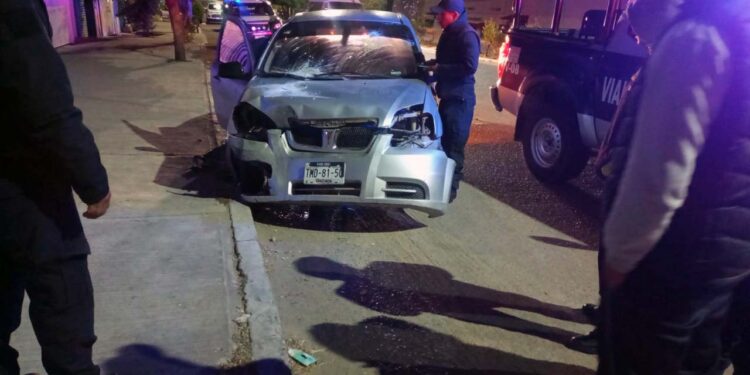 El vehículo tipo Pontiac terminó chocando contra la guarnición del Bulevar Tierra del Sol.
