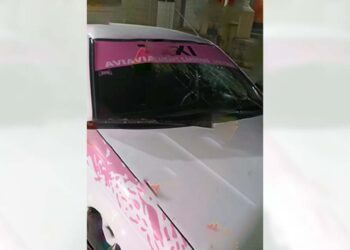 El vehículo presentaba daños materiales en el medallón y parabrisas.