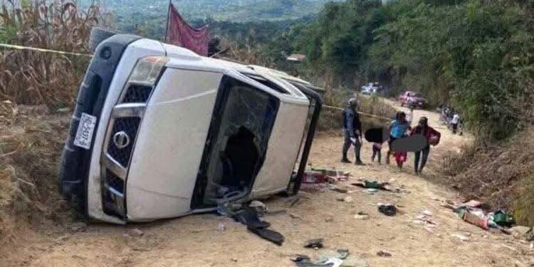 El vehículo presentó una falla en los frenos, lo que provocó que retrocediera sin control hasta volcarse.