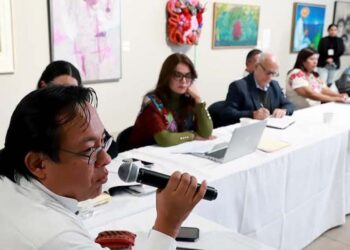 En las imágenes difundidas por Seculta se observan dos obras de Tamayo y Nieto a la izquierda del secretario Víctor Cata.