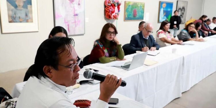 En las imágenes difundidas por Seculta se observan dos obras de Tamayo y Nieto a la izquierda del secretario Víctor Cata.
