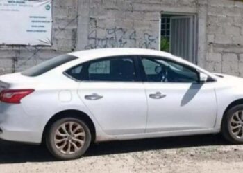 Es un vehículo marca Nissan tipo Sentra, color blanco, modelo 2017.