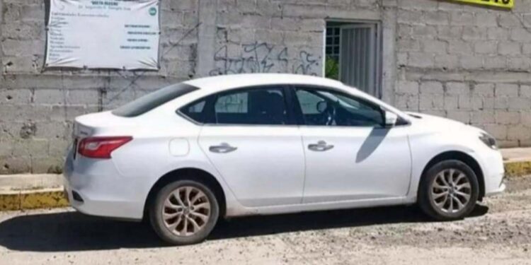 Es un vehículo marca Nissan tipo Sentra, color blanco, modelo 2017.