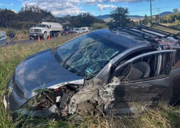 Este fuerte accidente involucró a un automóvil tipo Focus y un vehículo tipo Spark.