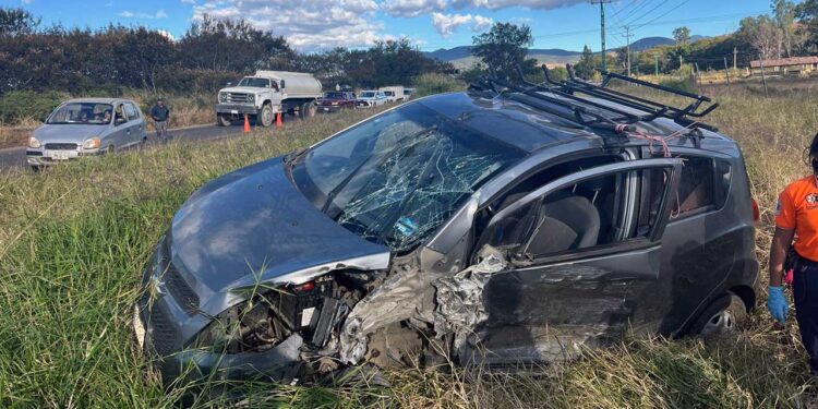 Este fuerte accidente involucró a un automóvil tipo Focus y un vehículo tipo Spark.