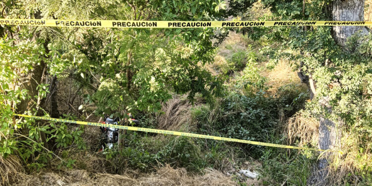 Localizan a mujer muerta en el fondo de barranca
