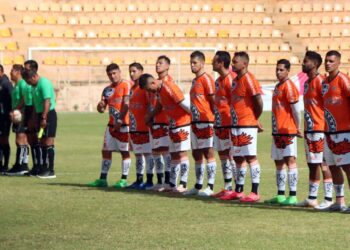 Estudiantes llegó al inmueble, pero el campeón no se hizo presente.