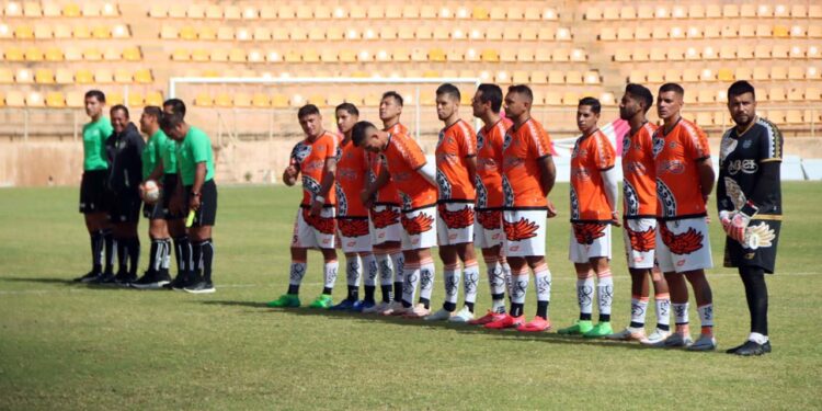 Estudiantes llegó al inmueble, pero el campeón no se hizo presente.