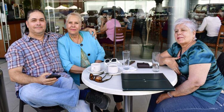 Fotos: Rubén Morales // Faisal Beltrán, Fátima Curioca Toledo y Susy Curioca Toledo fortalecieron su relación familiar.