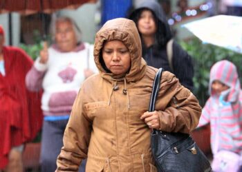 Foto: Adrián Gaytán // Debido a las bajas temperaturas, se recomienda usar ropa abrigadora al salir de los hogares.