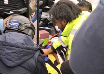 Empleados de una  tienda son heridos  con arma blanca